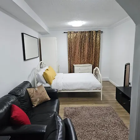 Charming 3-Bedroom Retreat With Modern Comforts South Ockendon Exterior photo