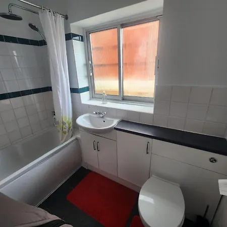 Charming 3-Bedroom Retreat With Modern Comforts South Ockendon Exterior photo