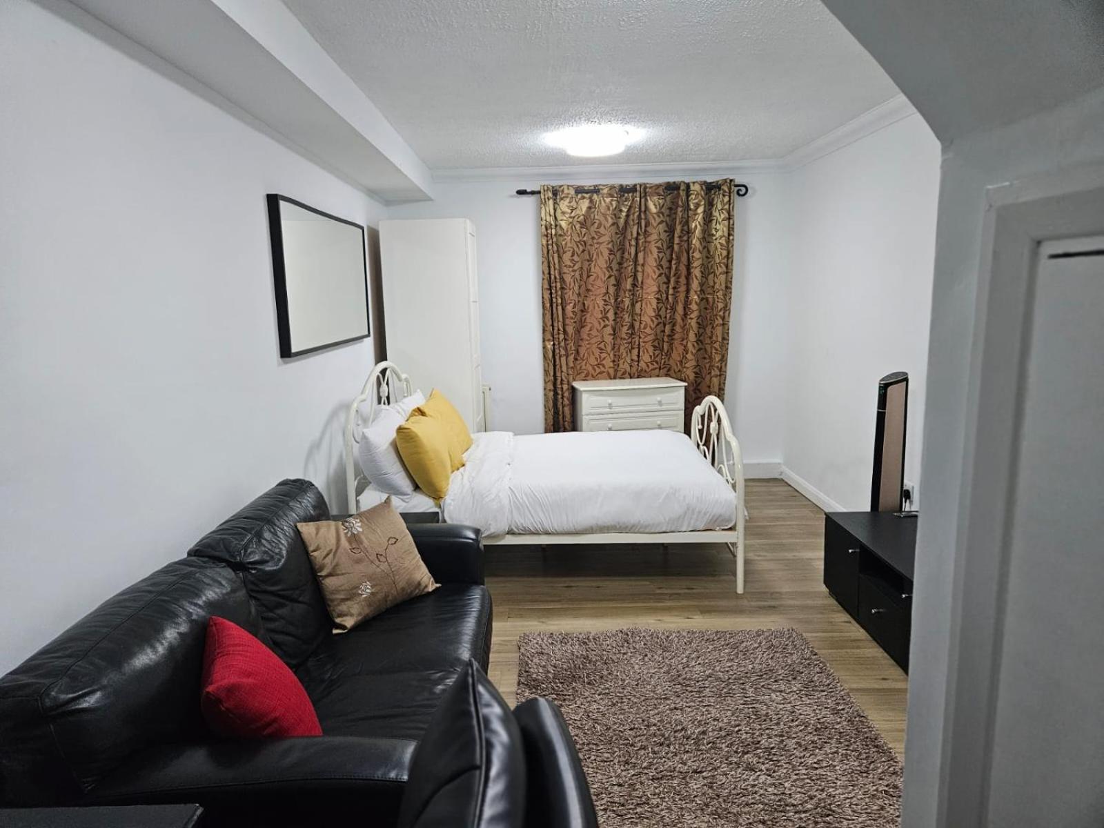 Charming 3-bedroom Retreat With Modern Comforts Apartamento South Ockendon