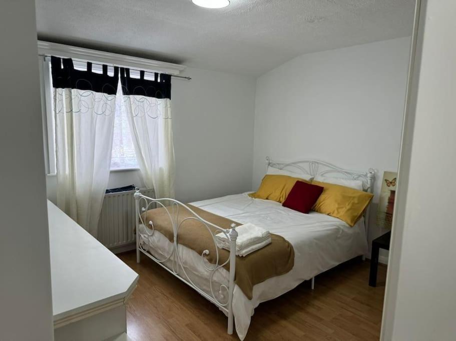 Apartment Charming 3-bedroom Retreat With Modern Comforts