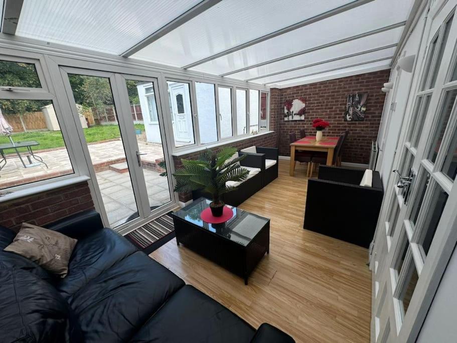 Charming 3-bedroom Retreat With Modern Comforts Apartment South Ockendon