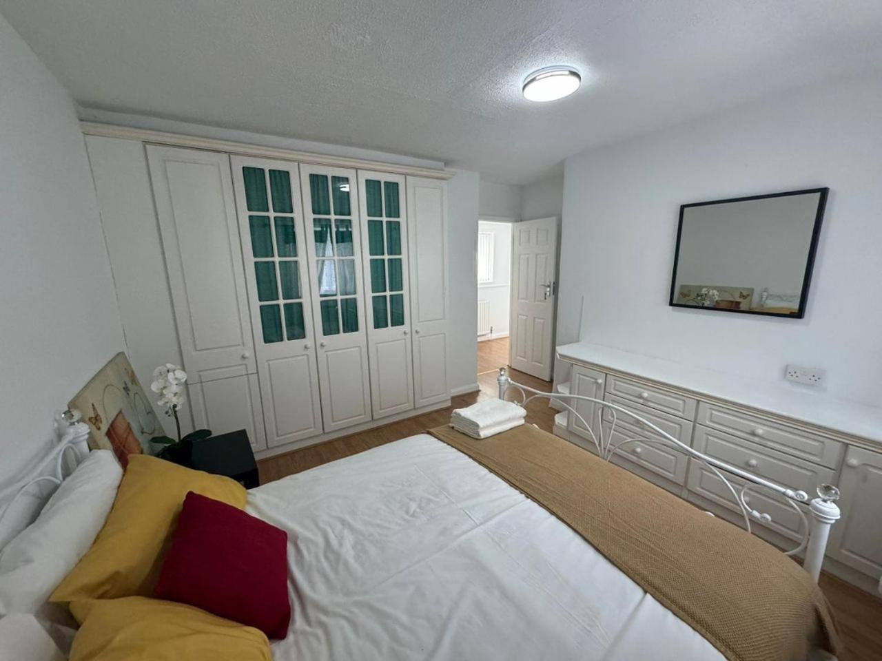 Charming 3-bedroom Retreat With Modern Comforts South Ockendon