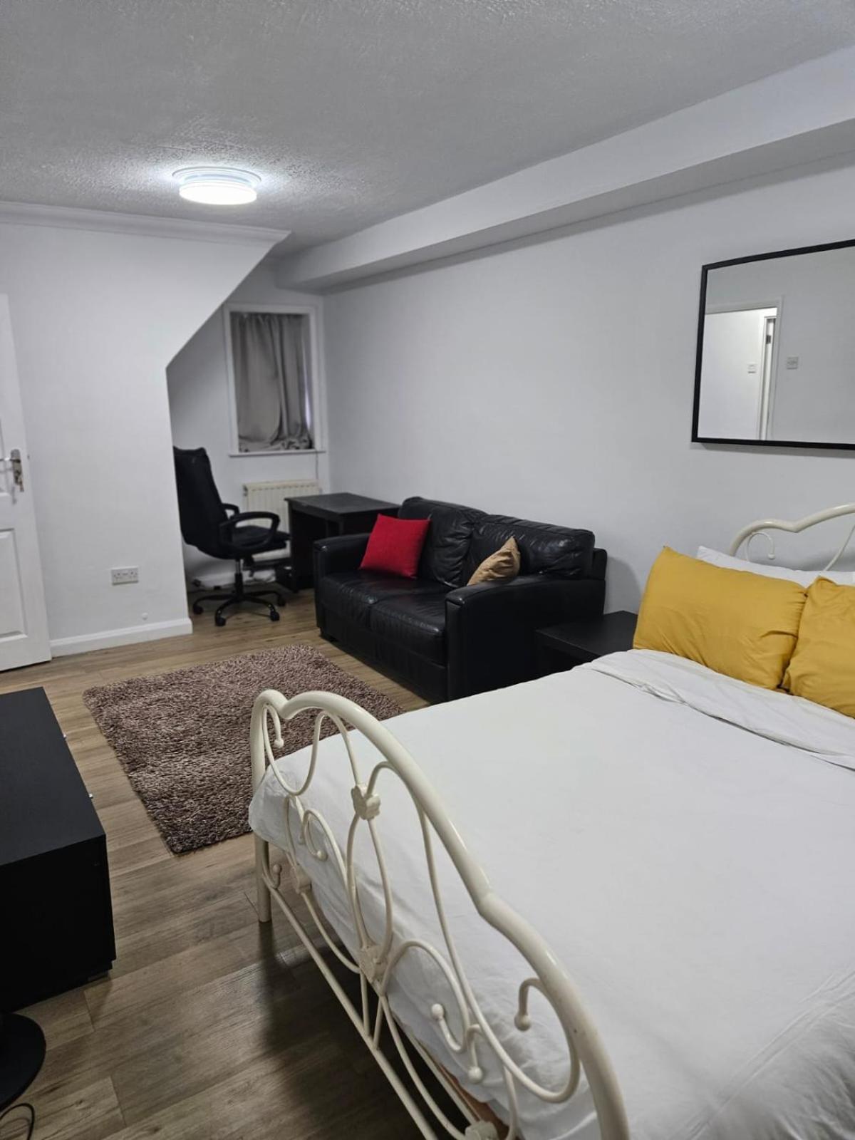 Apartment Charming 3-bedroom Retreat With Modern Comforts