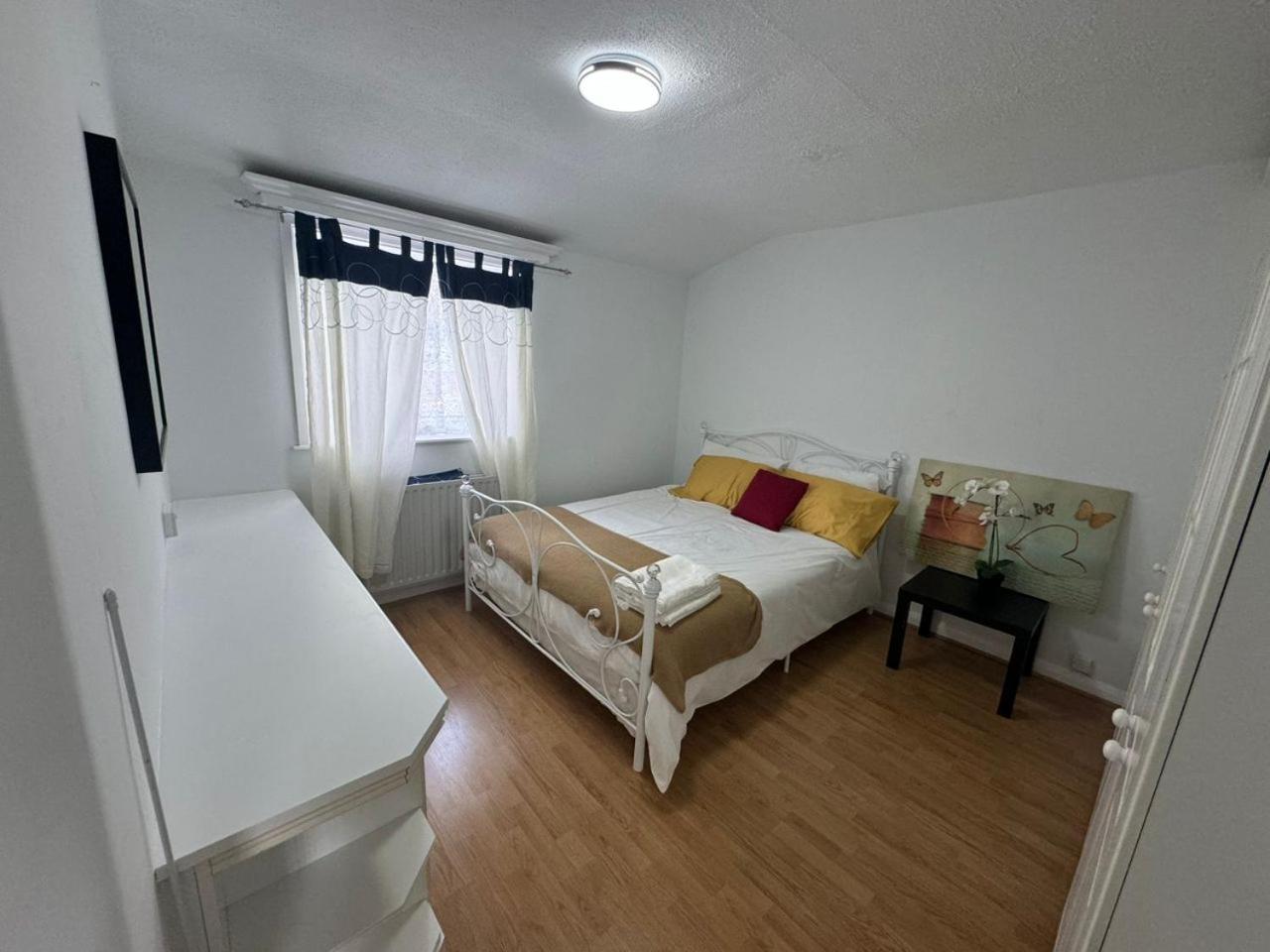Apartment Charming 3-bedroom Retreat With Modern Comforts *